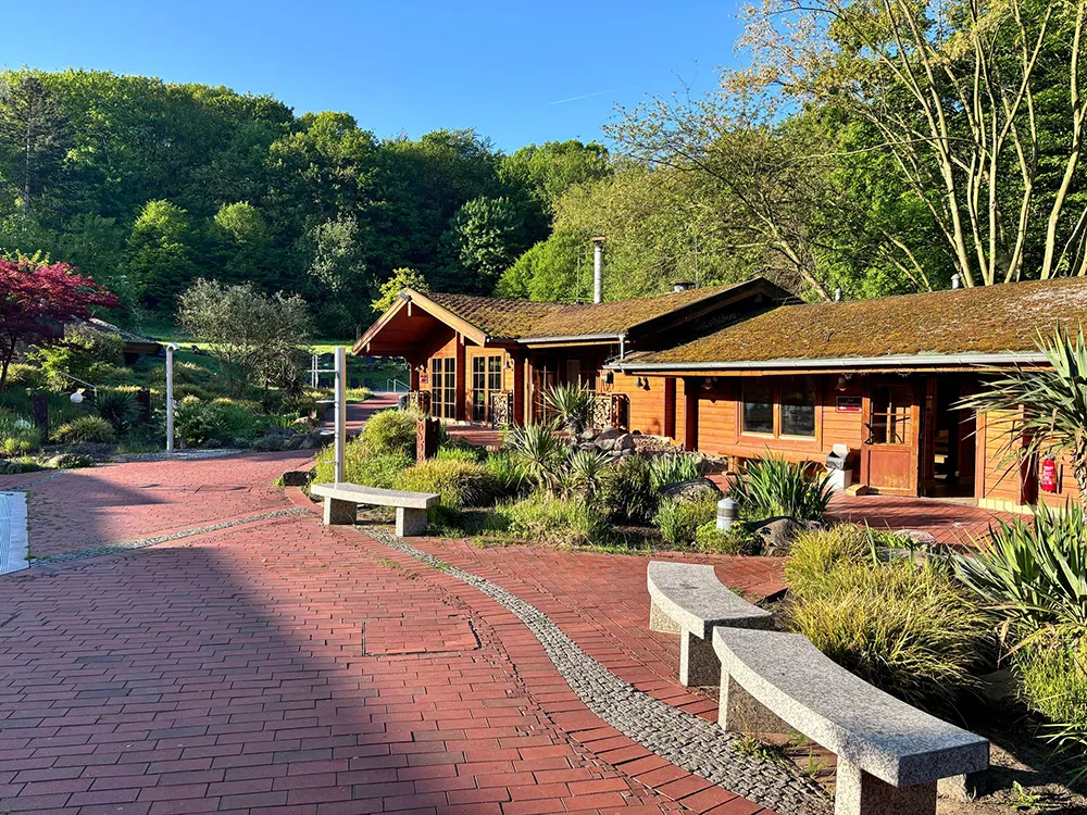 Saunagarten im Frühling